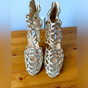 Oscar de la Renta golden shoes